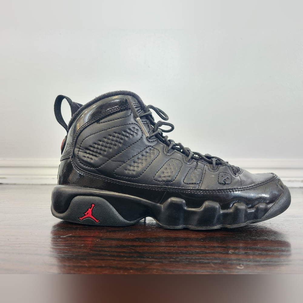 Jordan Retro Bred 9's... size 5.
